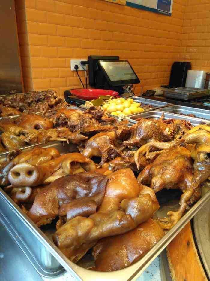 麻嘴鸭(黄泥磅店)-"比较喜欢买核桃肉和鸡爪 味道咸为主 不辣.