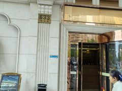 -维也纳国际酒店海新国际博览中心康桥地铁站店-地面停车场