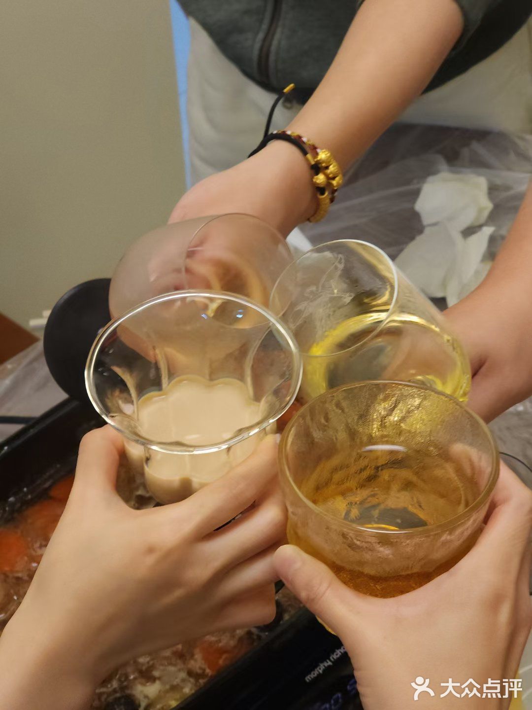 友家小聚，祝贺新婚