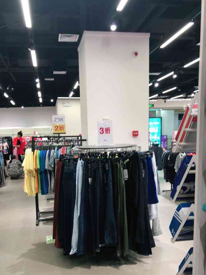 唯品会(乐客城店)-"乐客城新开的唯品会,路过就进去逛了一下,.