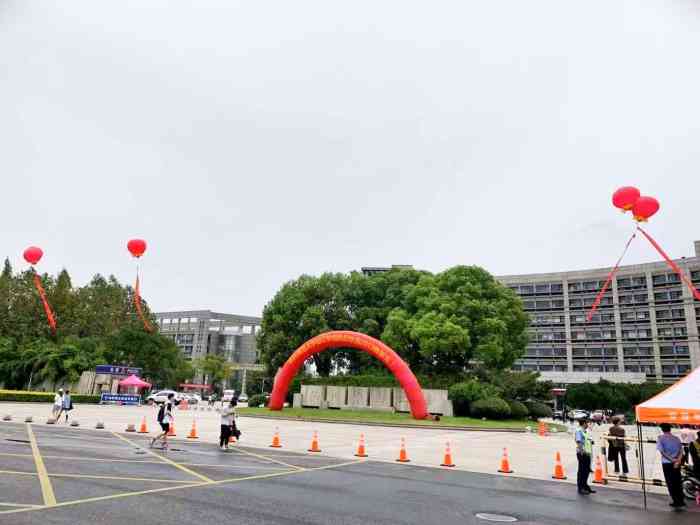 杭州师范大学"在下沙的校区里面,空气清新,万物安好,有.