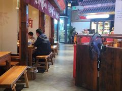 大堂-先启半步颠小酒馆(白麓里店)