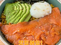 烟熏三文鱼温泉蛋牛油果饭-Artisan匠匠(中央大街店)