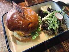 招牌自制澳洲牛肉芝士汉堡-MIKAKU(万达广场上海宝山店)