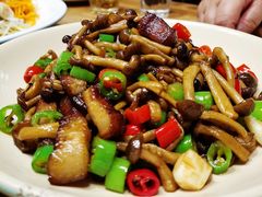 烧肉海鲜菇-山楂树融合菜餐厅