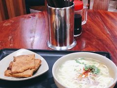 -亮亮面馆(经六路店)