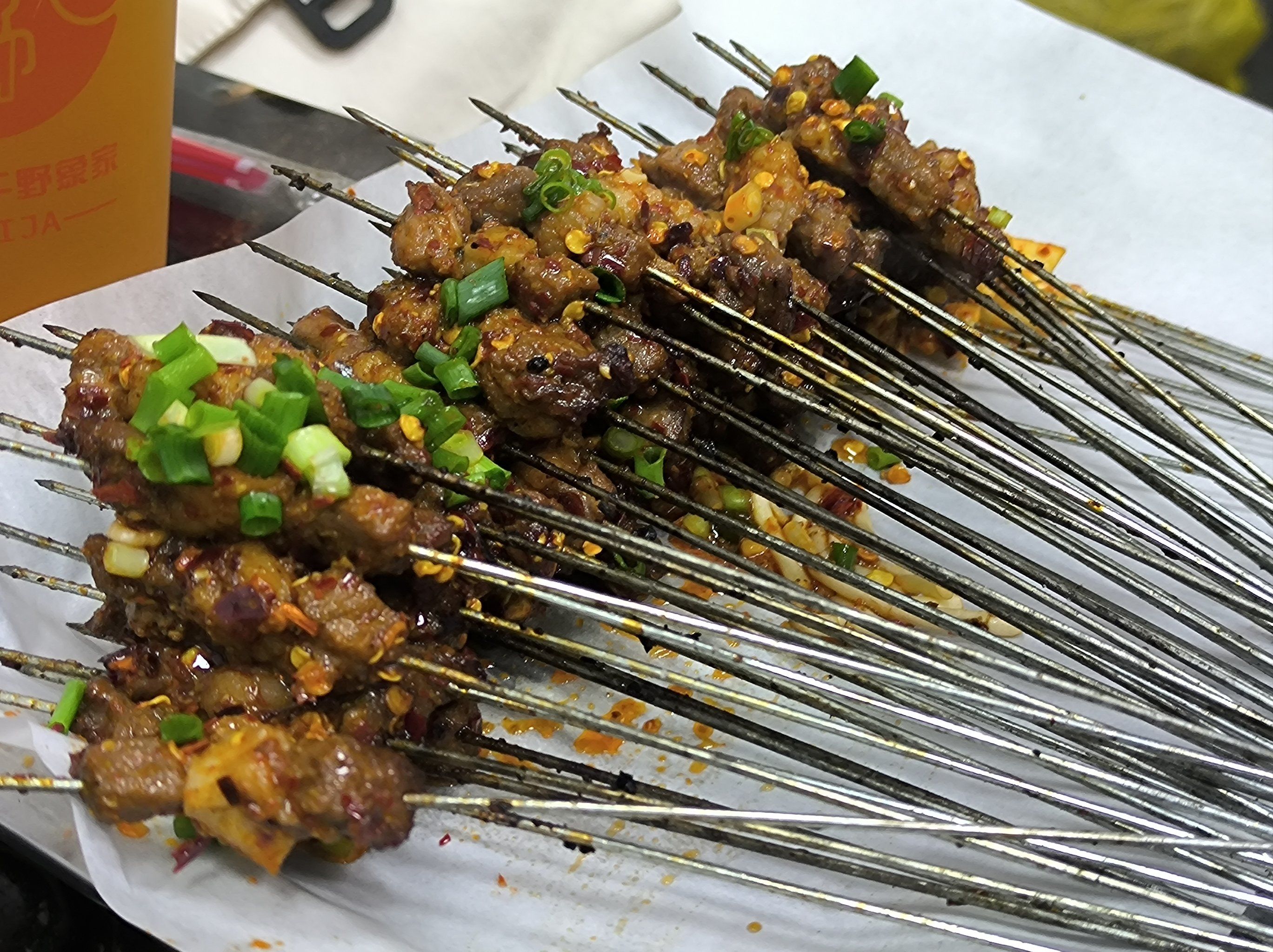 牛筋的最好吃,要吃麻辣的,辣椒面都是生辣椒更香,牛肉一般烤的是半生