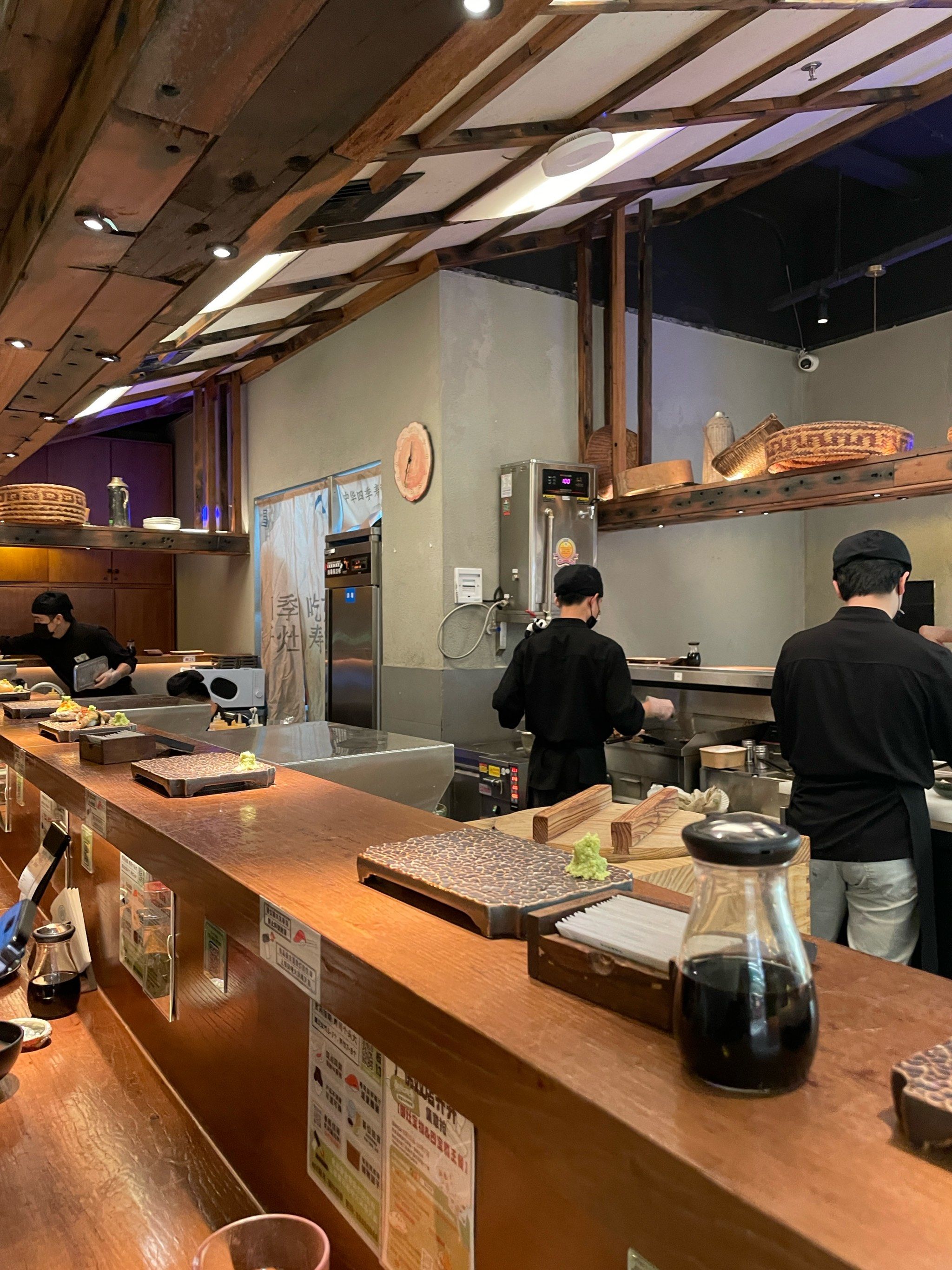 朋友推荐的非常有特色的寿司店,店面干净