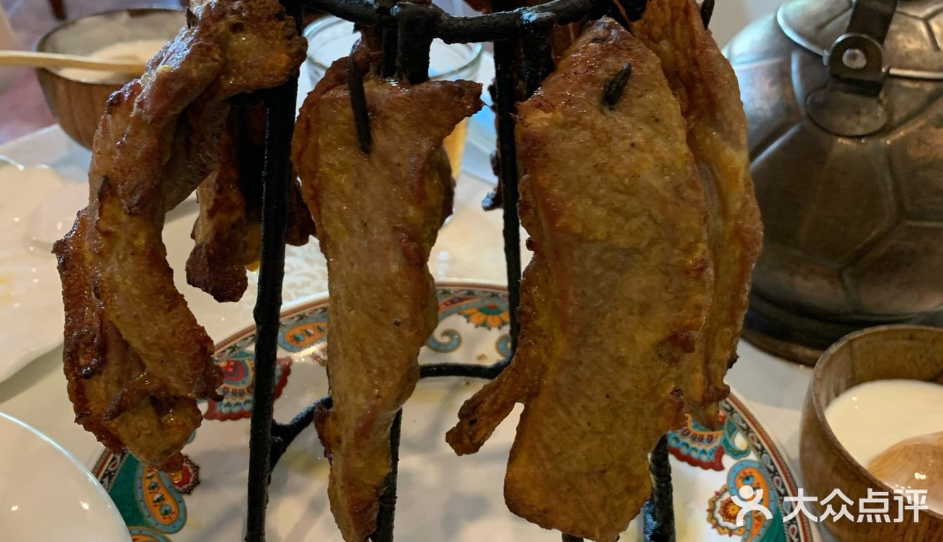 一大块肉烤的火候刚刚好，不柴容易咬动