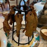一大块肉烤的火候刚刚好，不柴容易咬动