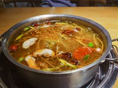 酸萝卜鸭架汤锅-守柴炉烤鸭(百伦店)