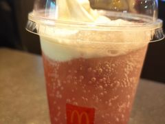 甜品站草莓口味麦旋酷-麦当劳(伟城广场店)