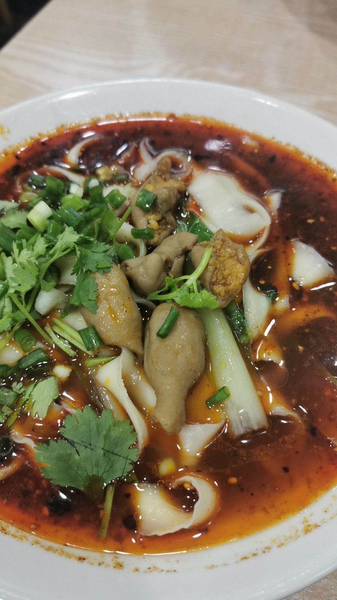 大口吃面,小心烫嘴啊.肥肠刀削面