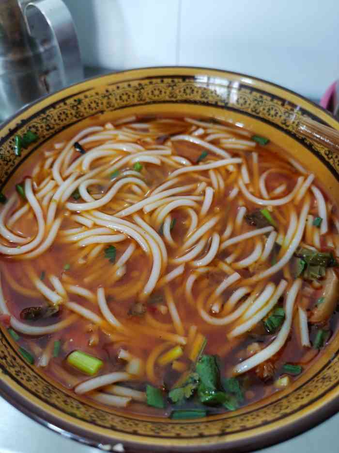 这家店是开在贵阳市云岩区双峰路靠近路口位置.