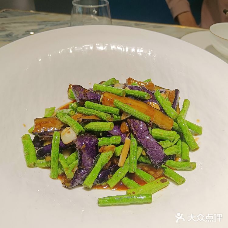 一百块就能吃到原价两百多的菜,四菜一果盘,两也足足的