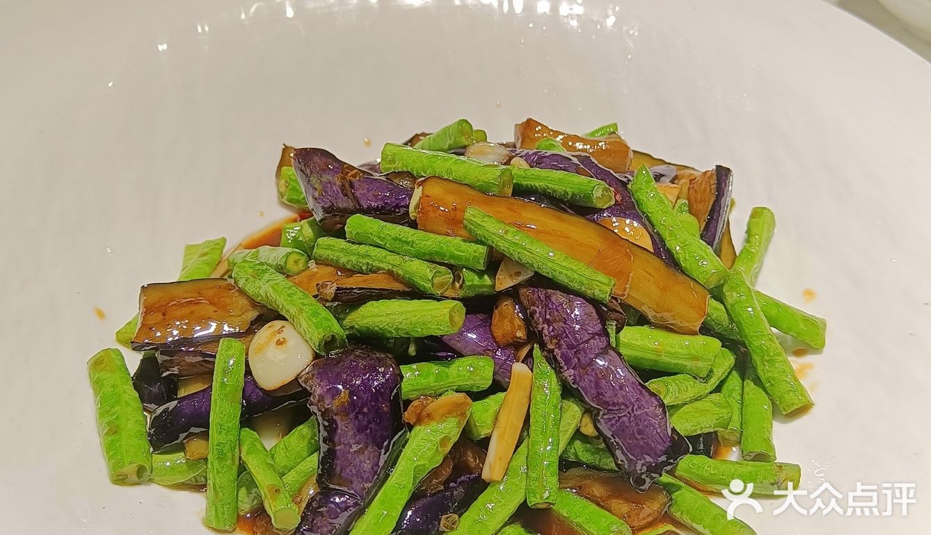 一百块就能吃到原价两百多的菜，四菜一果盘，两也足足的