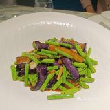 一百块就能吃到原价两百多的菜，四菜一果盘，两也足足的