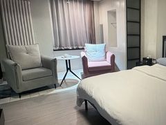 -喜鹊愉家酒店(郑州曼哈顿博览中心地铁站店)