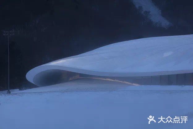 今日分享 “雪山下的大帐篷”，延续建筑与自然交融的艺术意境