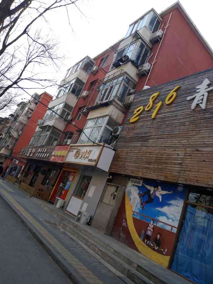 这是海淀区距离北京外国语大学很近的,民族大学西路的一家烧烤店