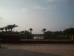 从酒店大堂的沙发坐着向外看-三亚海棠湾万丽度假酒店