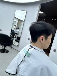-一家只做男发烫染的店