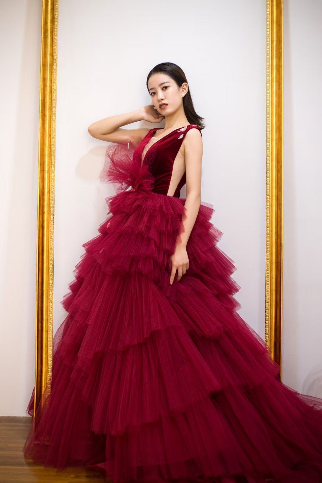 红色蛋糕裙礼服,丝绒红纱,打破刻板的传统