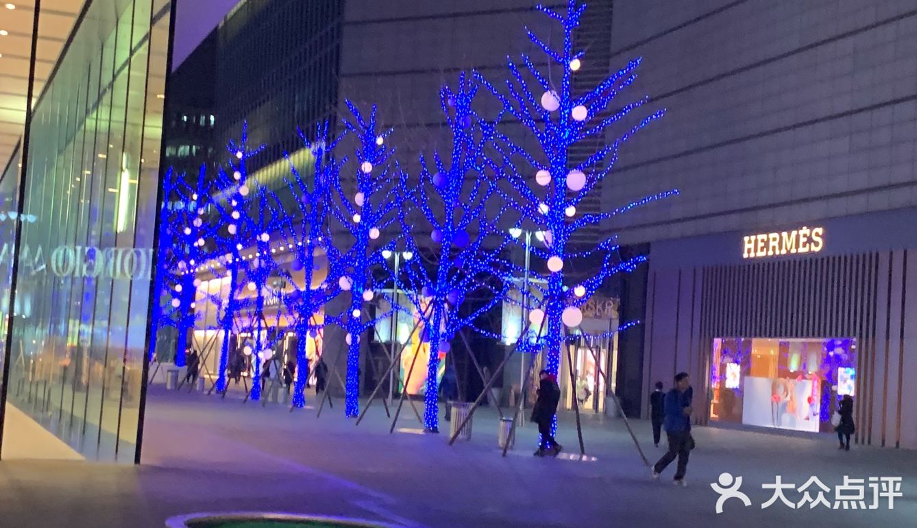 周边已是CBD核心地区,地铁一号线路过