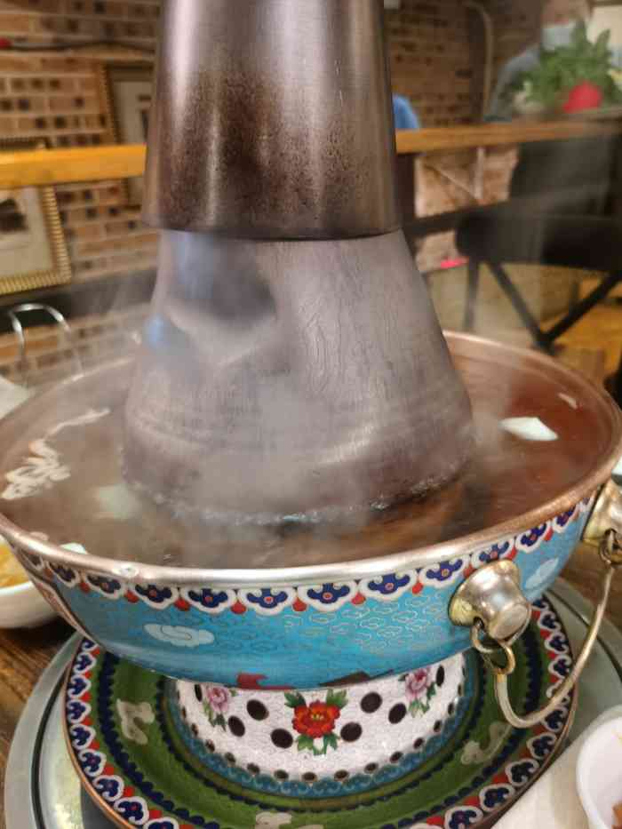 这里的烤肉真是吃不够每次跟朋友来都会点很多也很实惠他这里的菜也