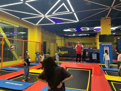 -爱蹦iBOON蹦床运动馆(江汉店)