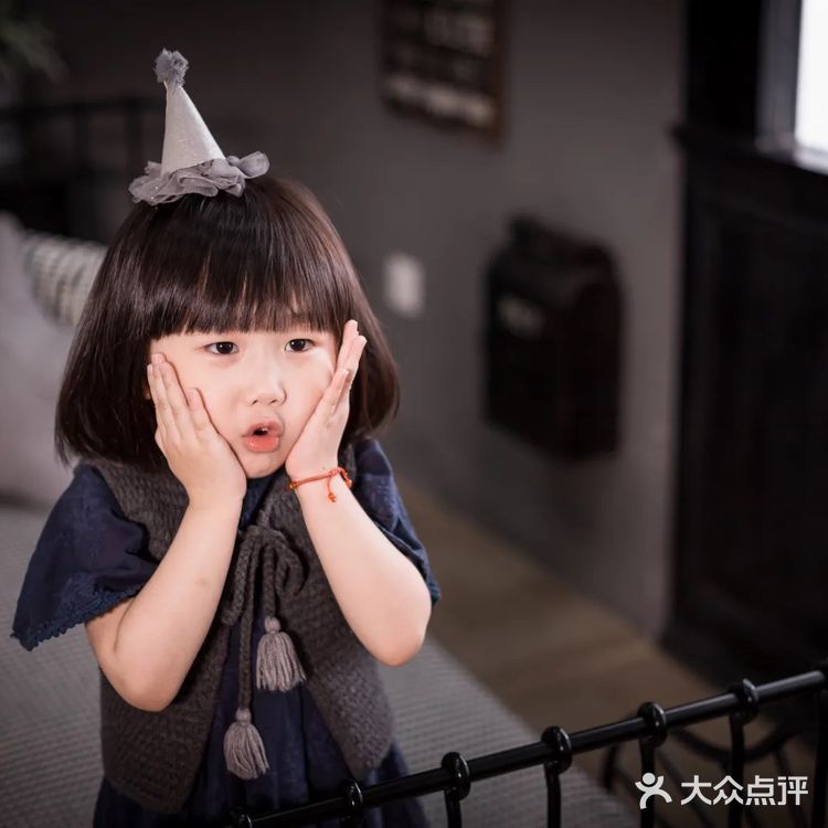 店铺主打儿童+孕妇+全家福的摄影 环境属于工业风