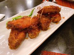甜辣鸡翅佐以辣蒜汁-WOLFGANG PUCK KITCHEN & BAR(迪士尼小镇店)