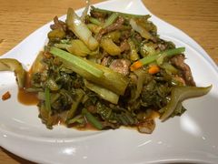 自制酸菜炒牛肉-宏记广东客家菜(丰汇店)
