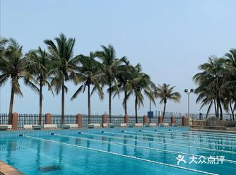#炎热的夏天，游玩游泳
