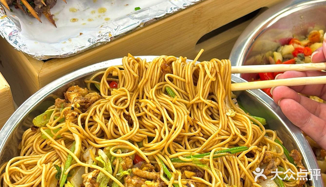 吃个烧烤怎么好多人啊！！(周迅脸)。。。