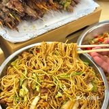 吃个烧烤怎么好多人啊！！(周迅脸)。。。