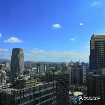 在绿地双子塔上，几乎可以俯瞰整个红谷滩，不止红谷滩