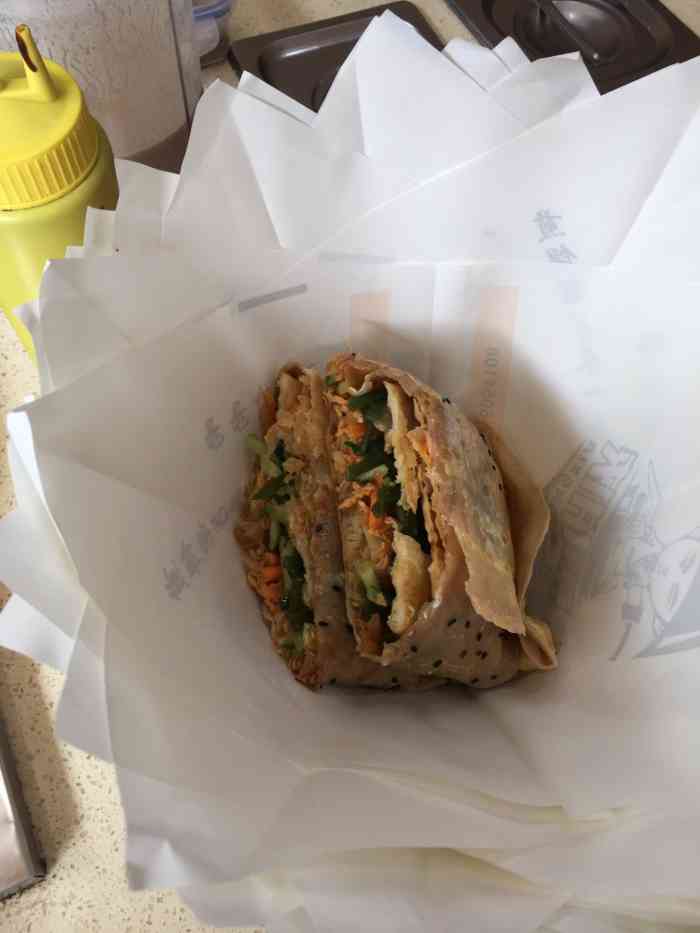 煎饼侠-"煎饼果子来一套[呲牙],煎饼的味道挺正宗."-大众点评移动版