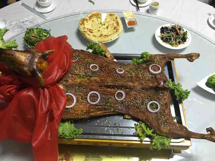 名羊天下农家乐-"烤全羊已经很久没有吃了,小山羊烤得外焦里.