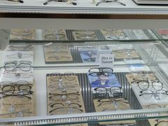 -翰佐蔡司小乐圆·依视路星趣控·暴龙眼镜折扣店