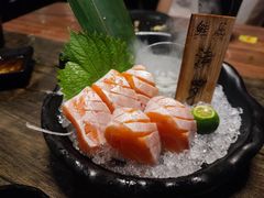 厚切三文鱼刺身-鲑属寿司·火山石烧和牛(南城店)