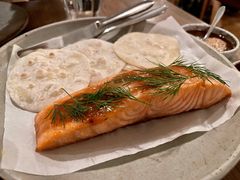 烟熏三文鱼配烤饺子皮和芥末籽酱-BOR Eatery(安福路店)