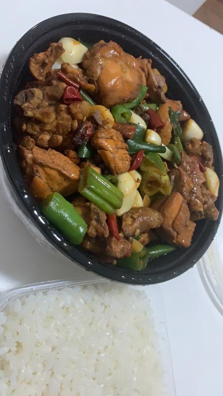 点过外卖,很正宗的临沂炒鸡味道,蒜给的很多也很脆,鸡肉非常入味,给