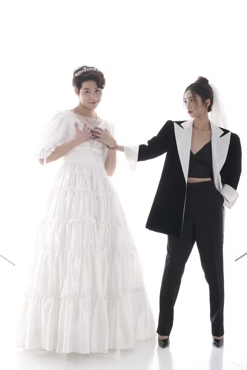 今天是霸总和他的小娇妻,是看了想谈恋爱的反串婚纱,情侣写真呀