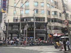 排队买月饼-泰康食品(南京东路店)