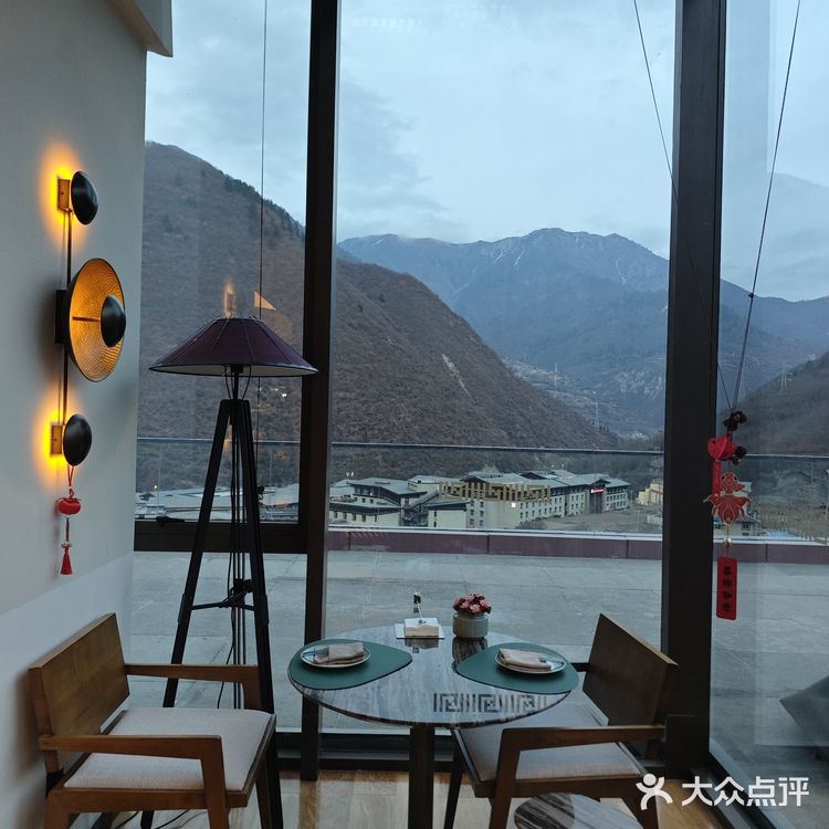 699的牦牛套餐虽然只是两人餐，但是我们三个人去都够了