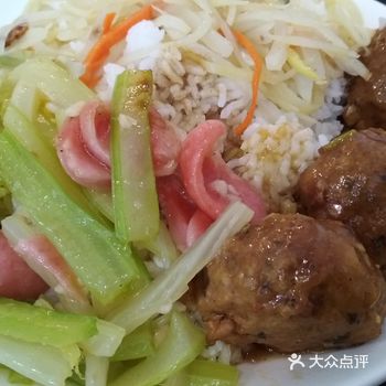 楼下食堂每天都有提供新鲜可口的饭菜。周一 红烧狮子头