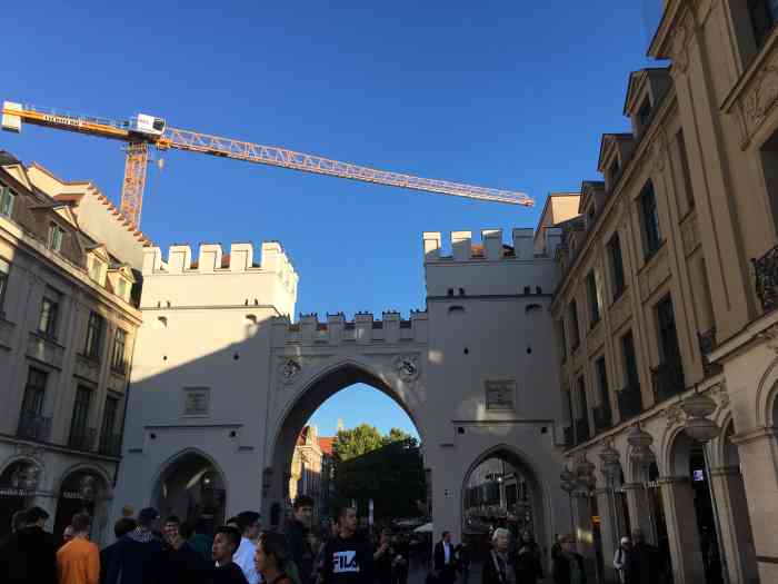 卡尔广场-"慕尼黑卡尔广场在慕尼黑老城西门卡尔门边,.