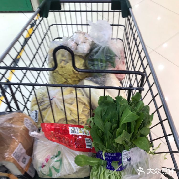 家门口坐车2站的幸福超市就成为了首选，超市干净整齐