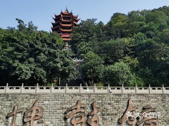 钟鼓楼广场交通方便，钟鼓楼原来坐落在东、西、南、北街
